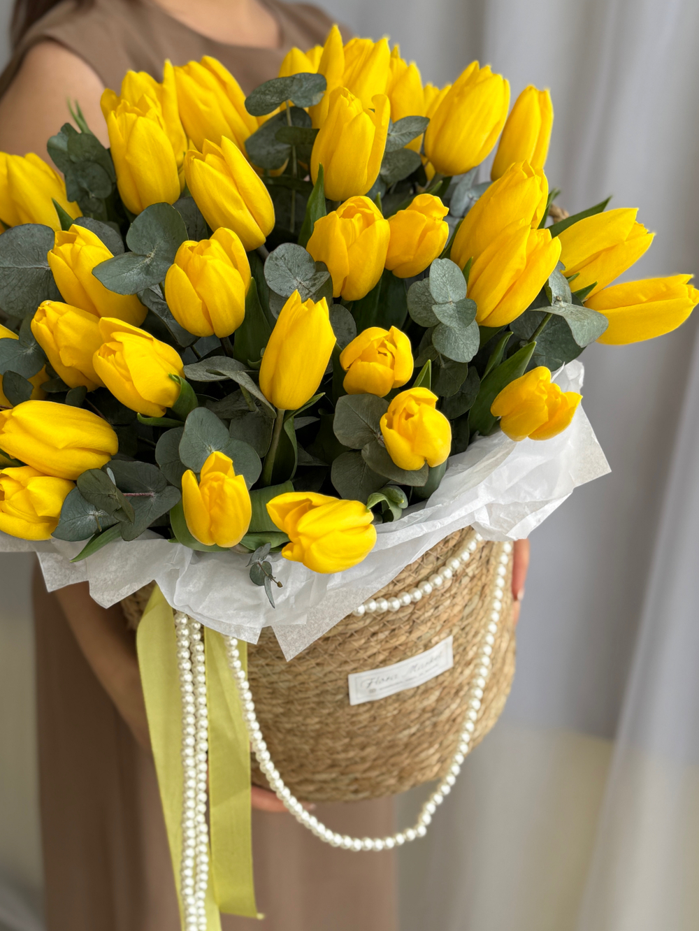 Роскошные желтые тюльпаны и благородный эвкалипт в стильной корзине от Флора Маркет