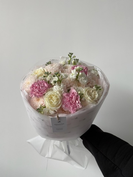 Букет из кустовой пионовидной розы, маттиолы, диантусов и хризантемы