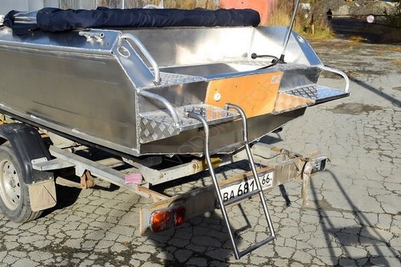 Алюминиевая лодка Алюмакс-435 с консолью