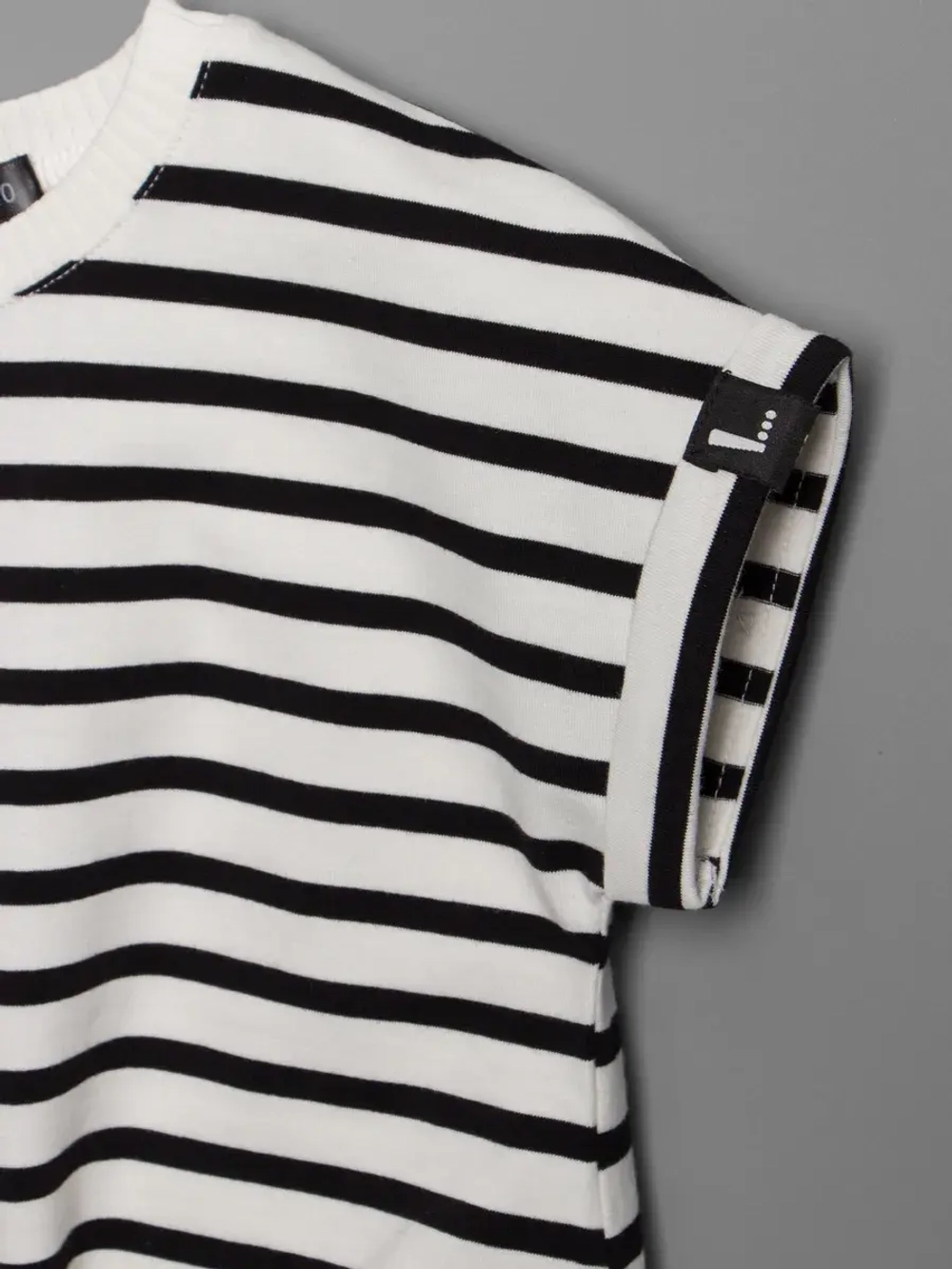 Черно-белый костюм для девочки на лето в полоску