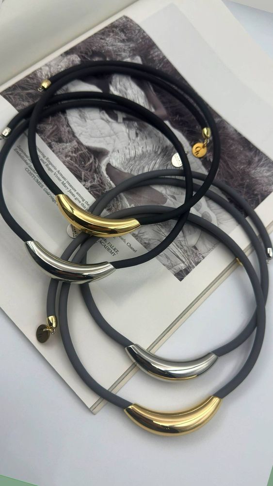 Колье "Моно" черный каучук с серебряной вставкой