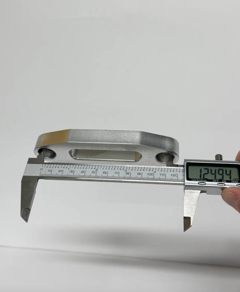 Клюз алюминиевый для 3000 LBS квадроциклов, длина общая 133 мм, между болтами 118 мм (1 шт.)