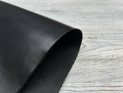 Фактура вблизи черной гладкой кожи из Италии