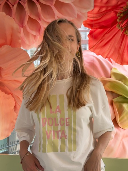 футболка молочная с принтом dolce vita