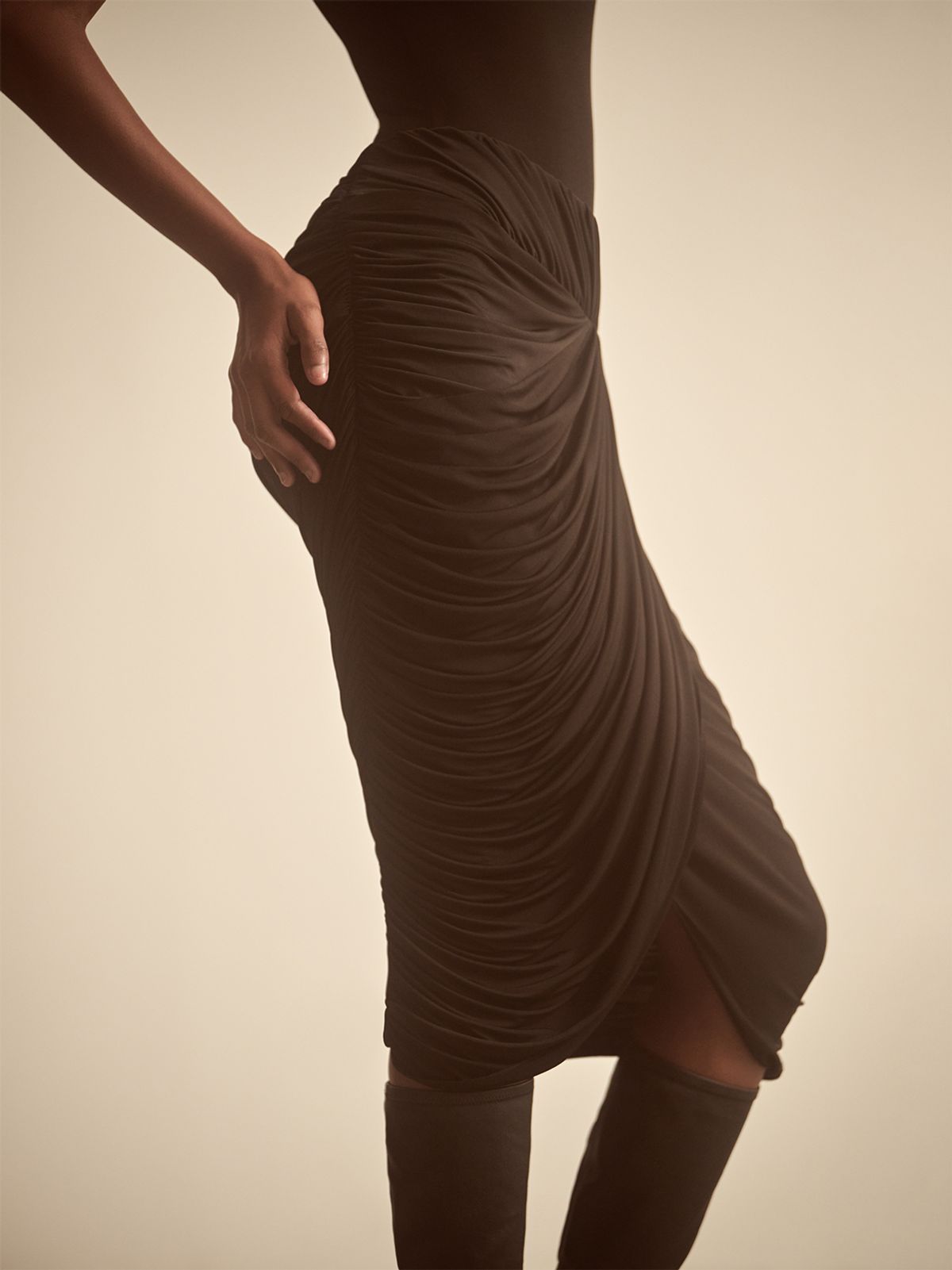 Юбка миди из трикотажа со сборкой