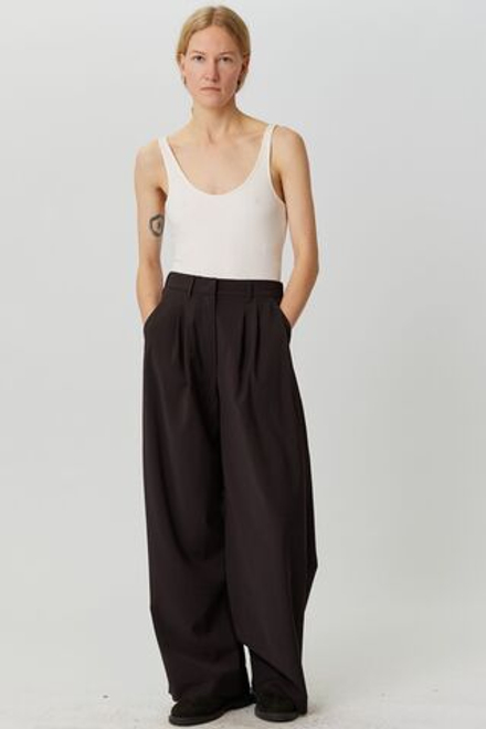 Брюки со складками из шоколадной шерсти