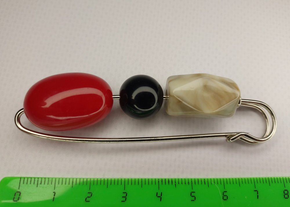 Булавка брошь "Камушки" для кардигана,  пальто, платков, костюмов, одежды.Цвет серый зелёный красный.