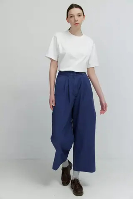 Укороченные брюки со складками из синего вареного хлопка