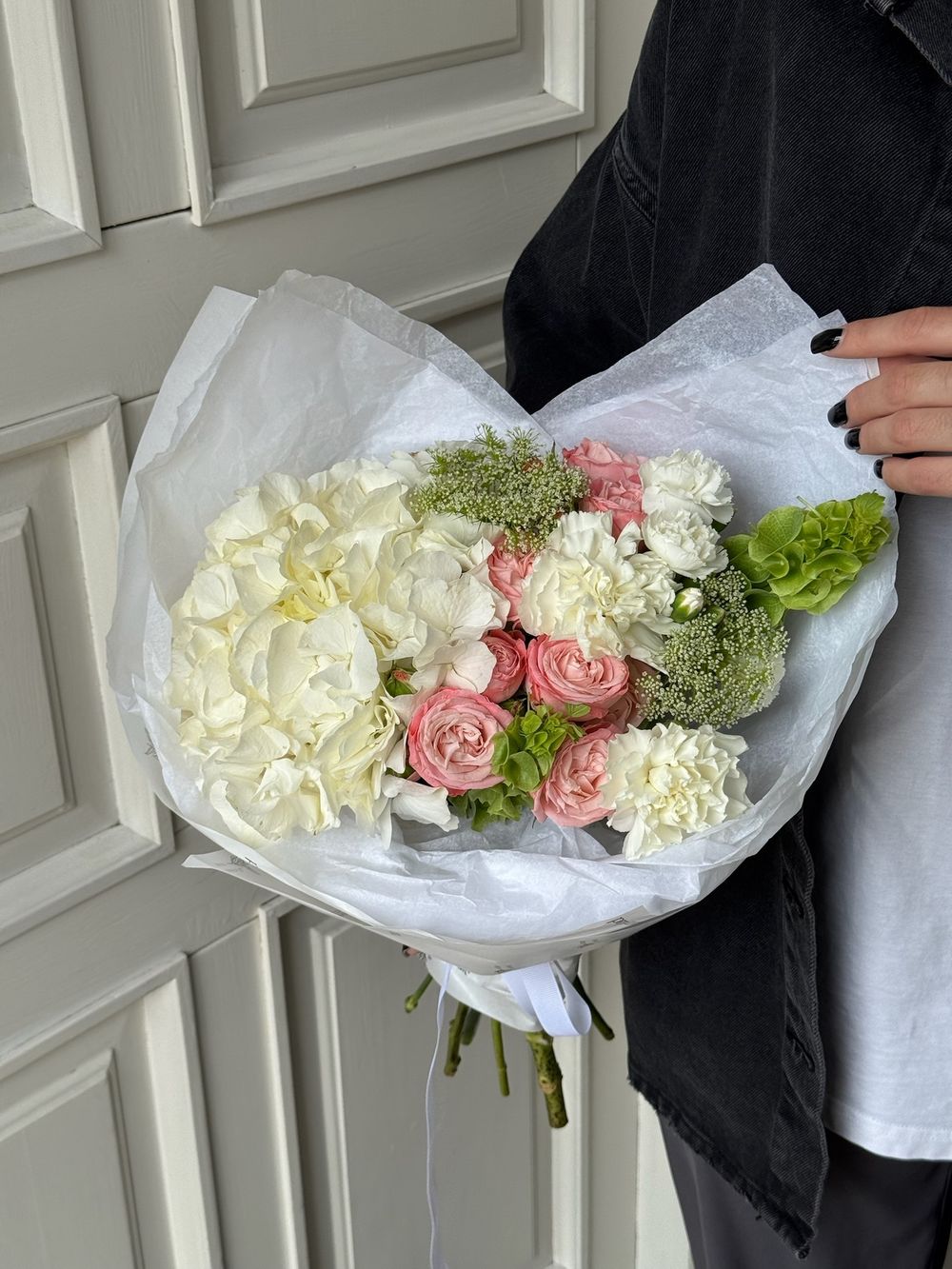 Букет сборный из гортензии, кустовых пионовидных роз, диантусов и амми