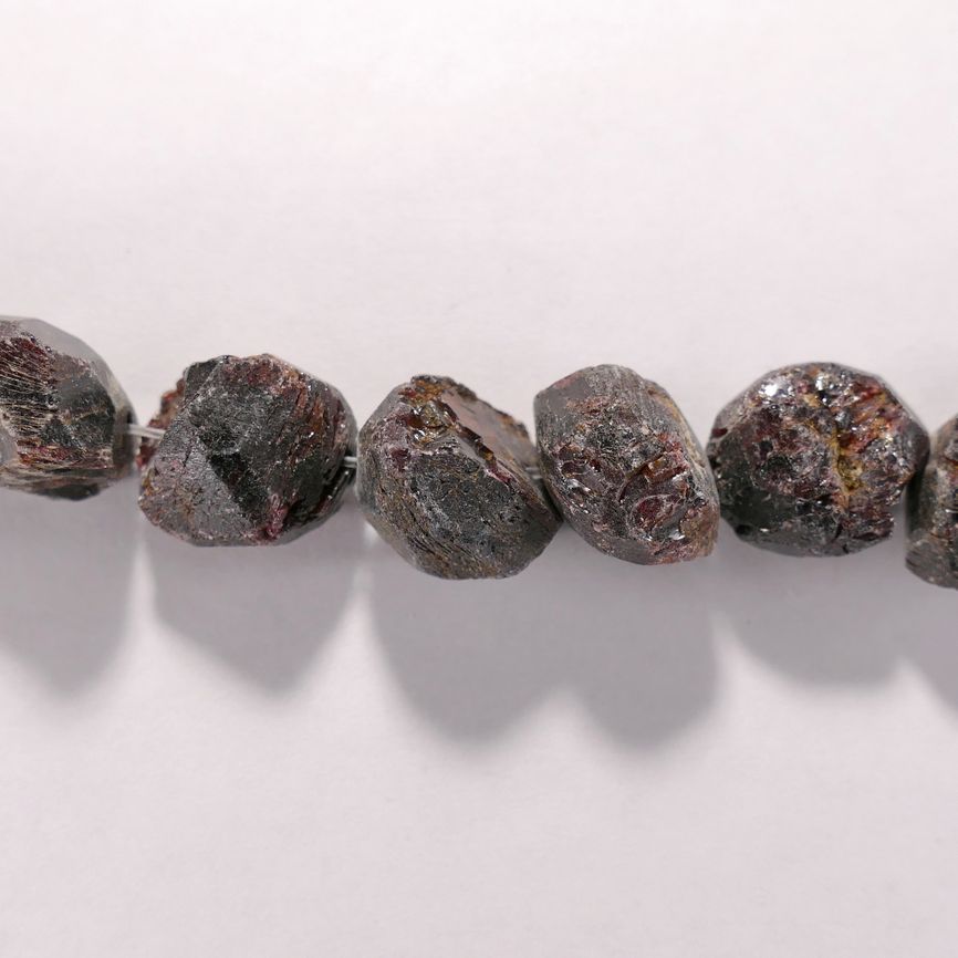 Бусина из граната (альмандина), фигурная, 13x15 - 18x20 мм (природная форма)