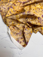 Курточно-плащевая принтованная ткань без пропитки (Altuzarra, 100%полиэстер, Нежно-желтый фон с бежевым/фиолетовые брызги звездного неба, 150, 89 гр/м2)