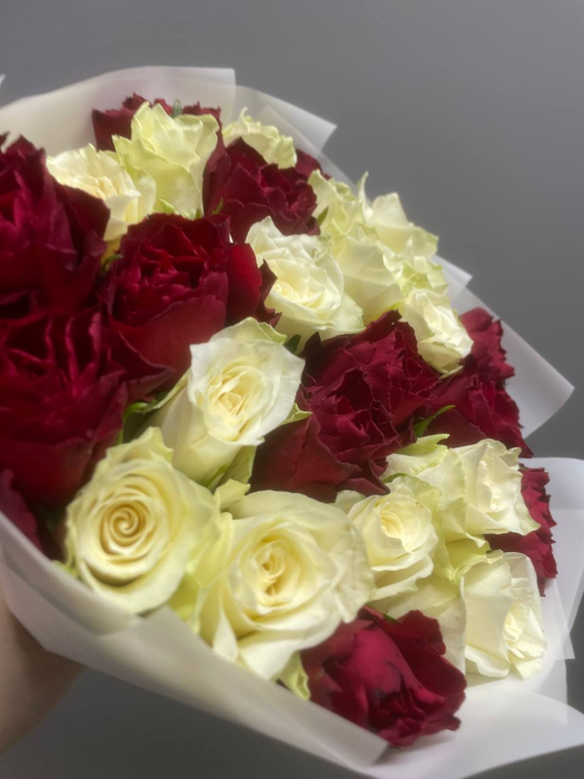 Букет роз "Атена" и "Мадам ред" (27 шт)
