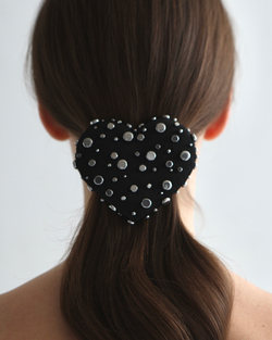 Заколка-сердце S из черного шелка с серебристыми клепками