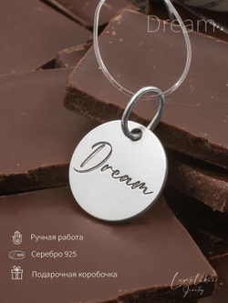 Фото ювелирное украшение на шею с надписью Dream, с инфографикой.