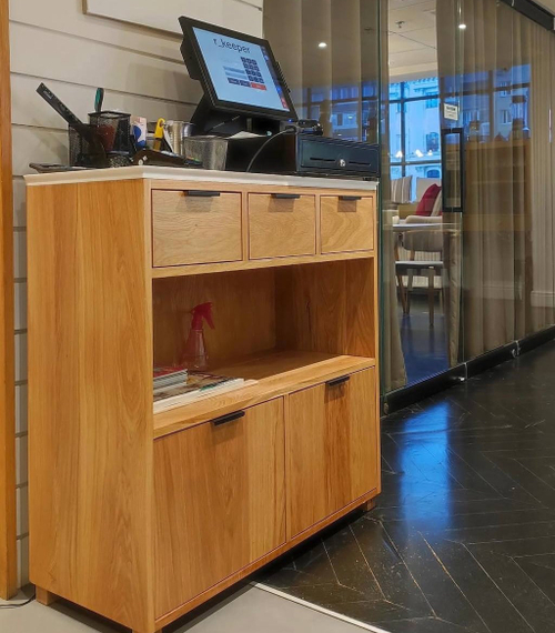 Тумба из массива дуба с акриловой столешницей