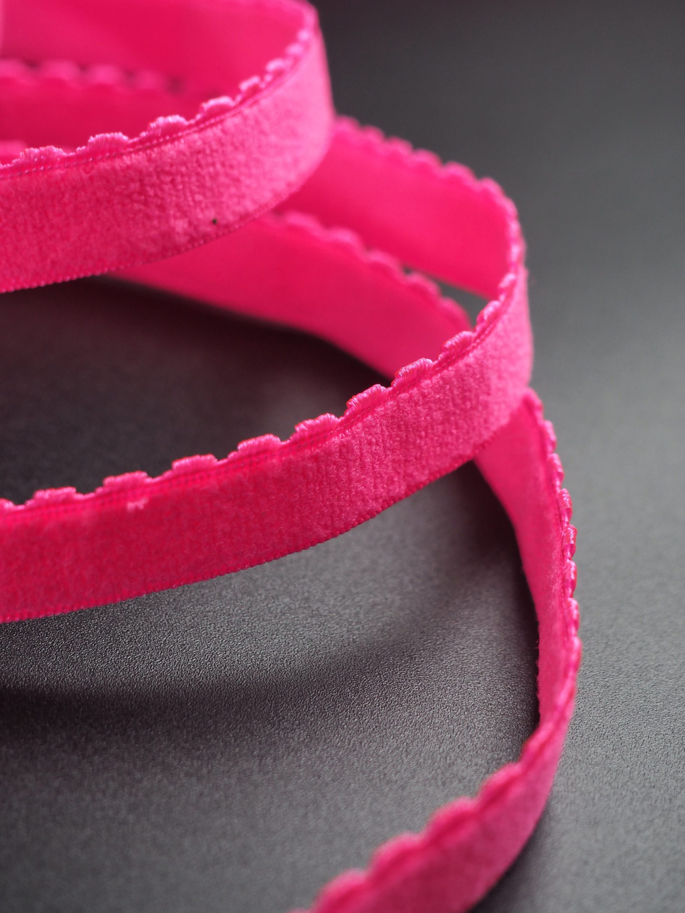 Резинка отделочная ярко-розовая неоновая ажурная ширина 12 мм с учетом фестона