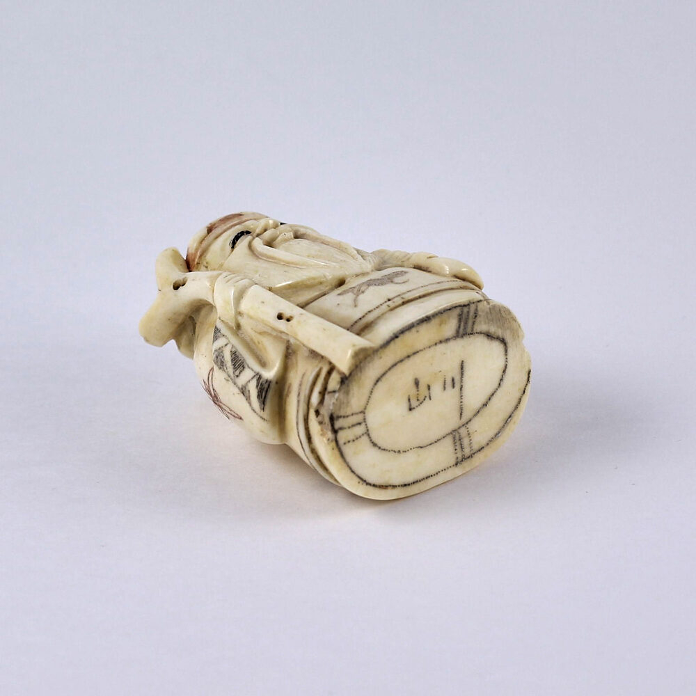 Нэцкэ Дзюродзин с посохом и кисетом