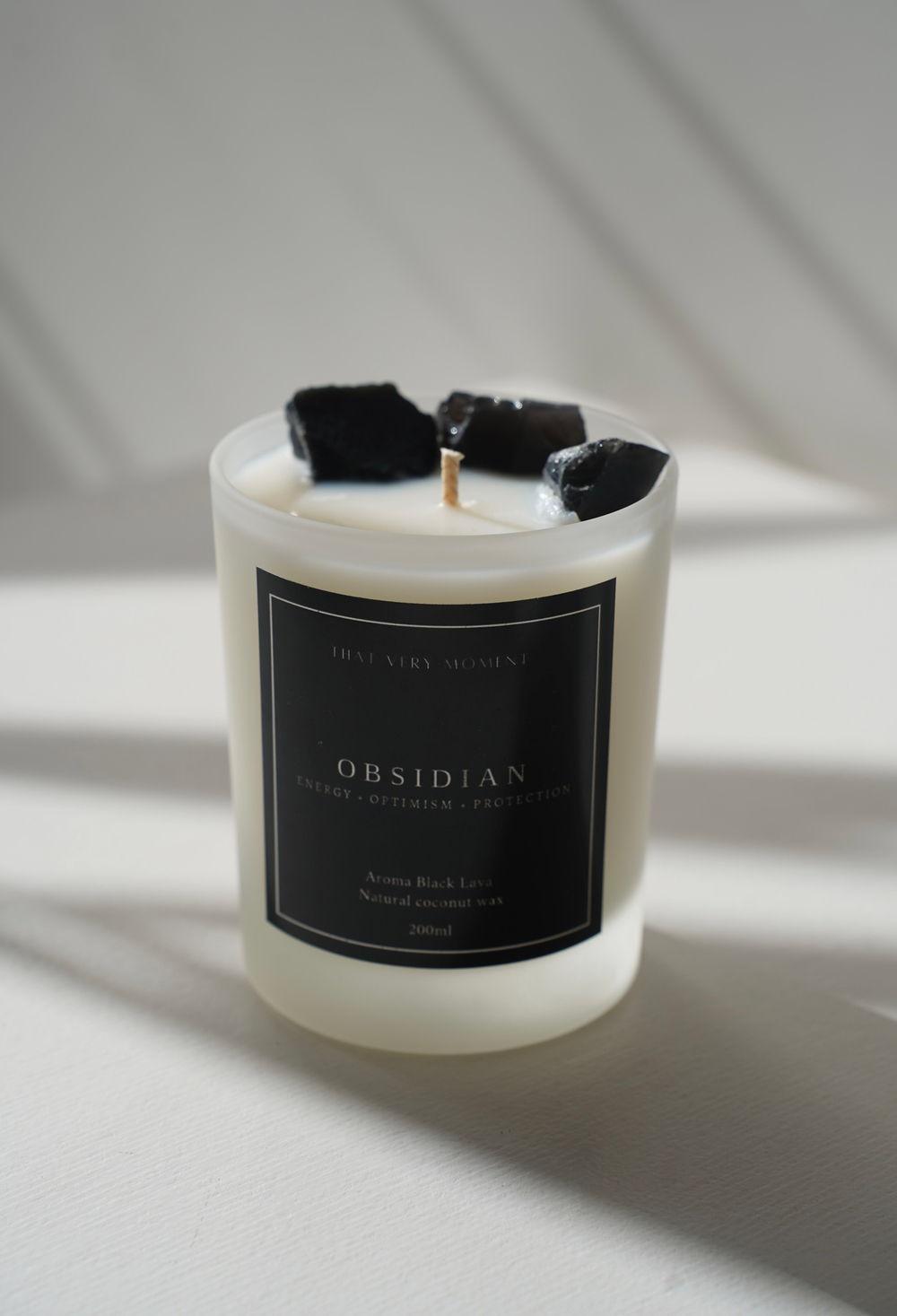 Ароматическая свеча с натуральным камнем "Обсидиан" и ароматом "Черная лава"