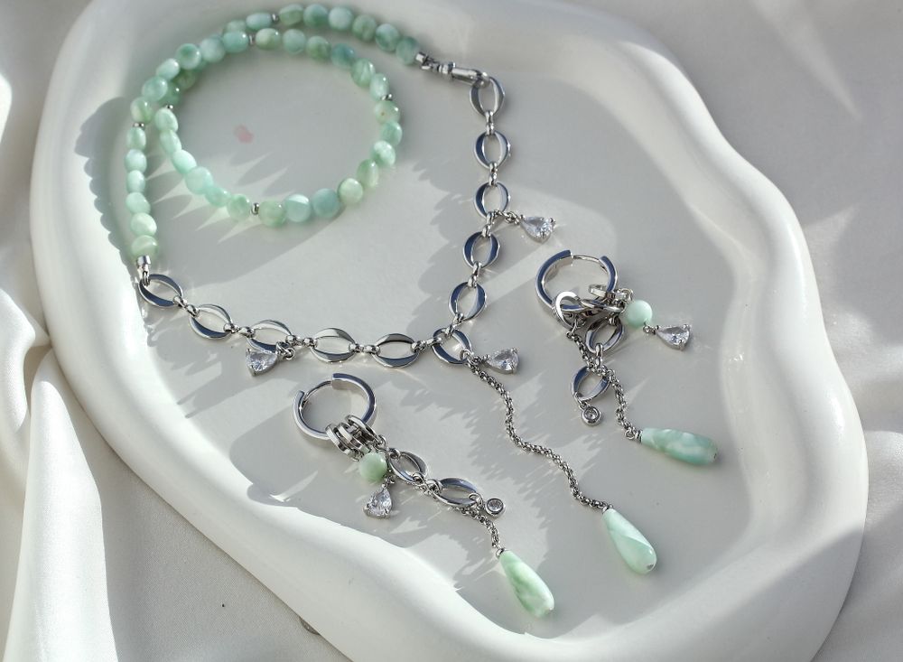 Колье из Ангелита