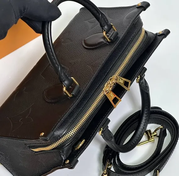 Сумка-тоут LOUIS VUITTON On The Go East West со съемным ремнем-цепочкой с плетёной отделкой из кожи