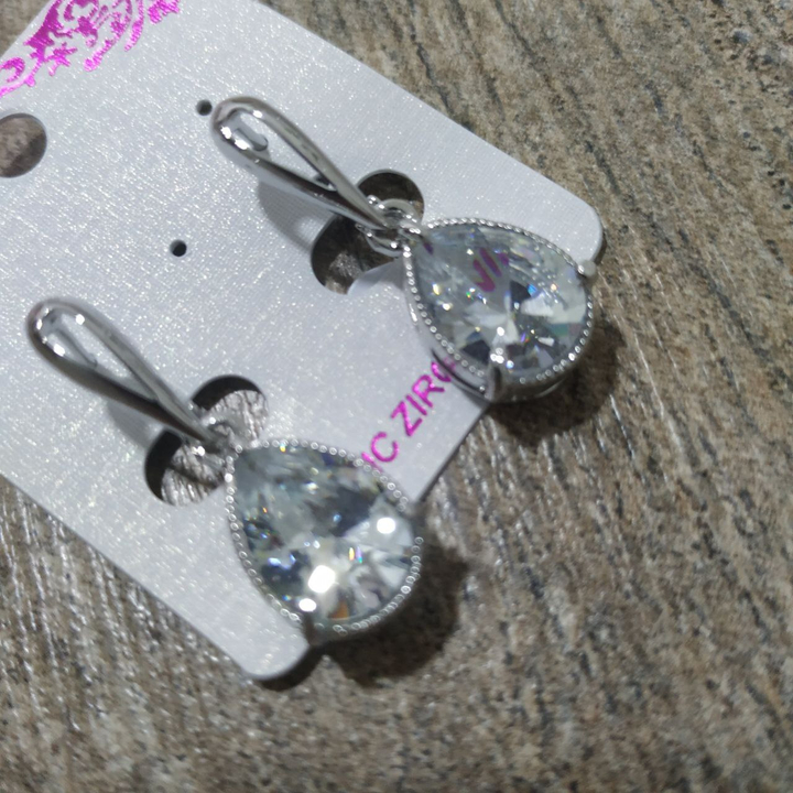 Серьги на англ.заст. Cubic Zirconia подвеска капля малая в оправе цвет прозрачный металл серебристый
