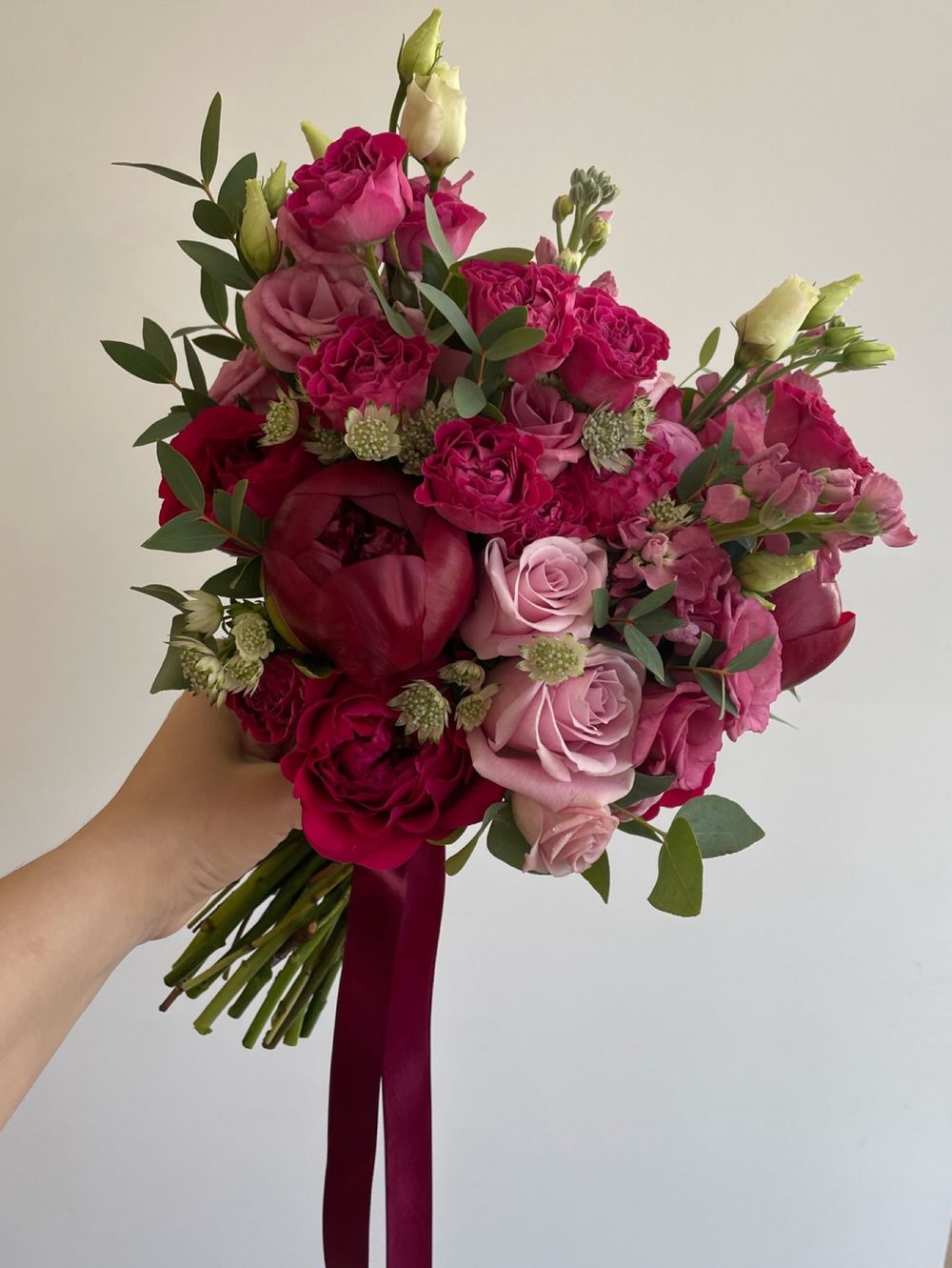 Свадебный букет из пионов, лизиантуса, маттиолв, кустовых пионовидных и одноголовых роз