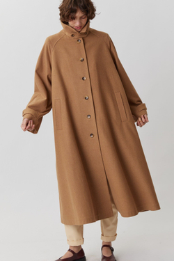 ОБъемное пальто бежевого цвета