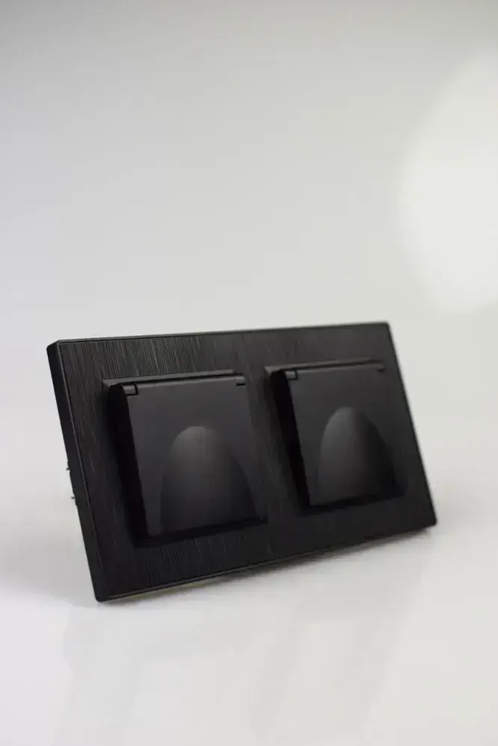 Розетка двойная с крышкой черная