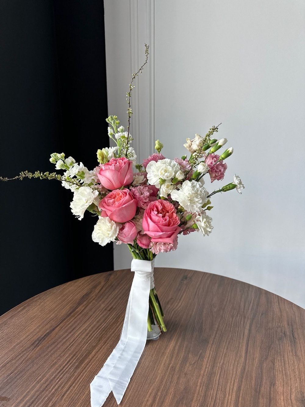 Свадебный букет из ярких роз, диантусов и маттиолы