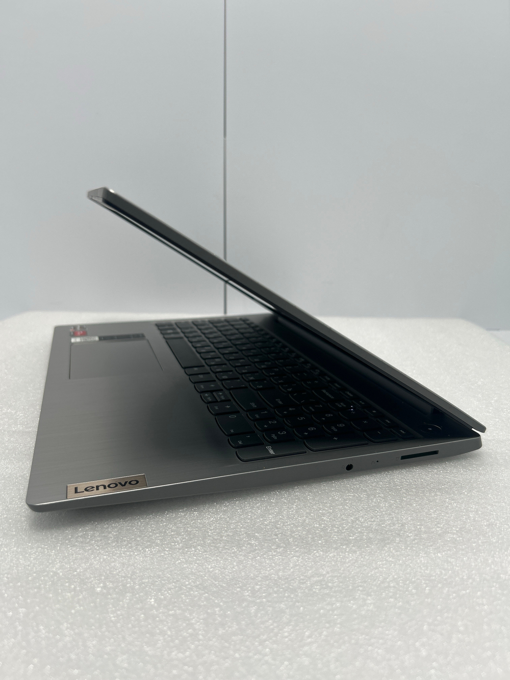 Ноутбук Lenovo IdeaPad 3 15ARE05 (81W40036RK) 15.6"/AMD Ryzen 3 4300U/RAM 8GB/SSD 512GB/AMD Radeon Graphics/1920*1080/IPS/DOS/Подсветка кл-ры: нет/серебристый. Состояние: C1