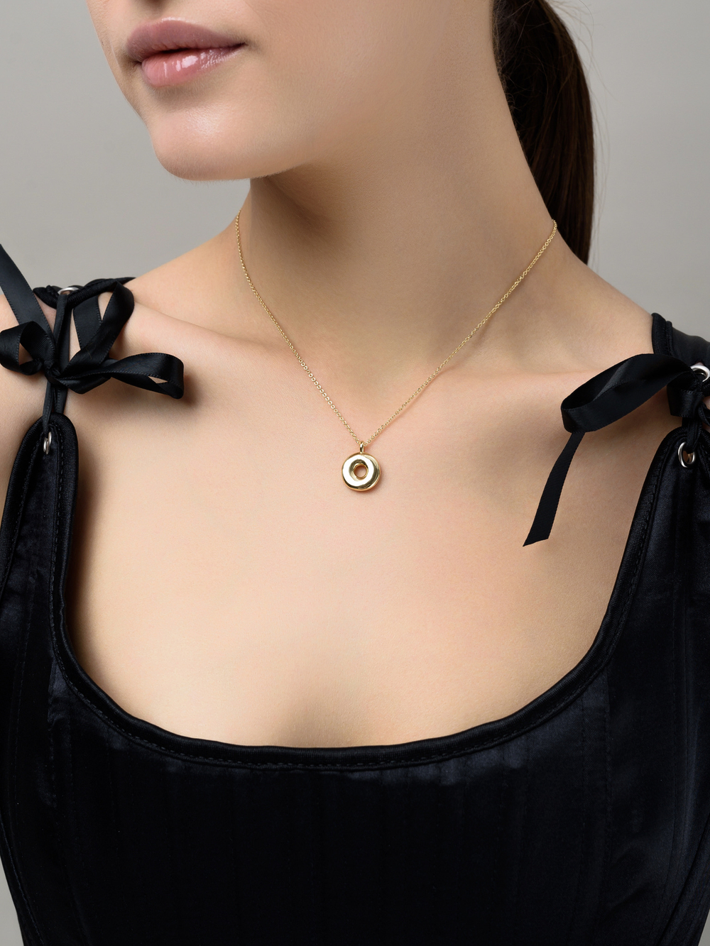 Колье с буквой О