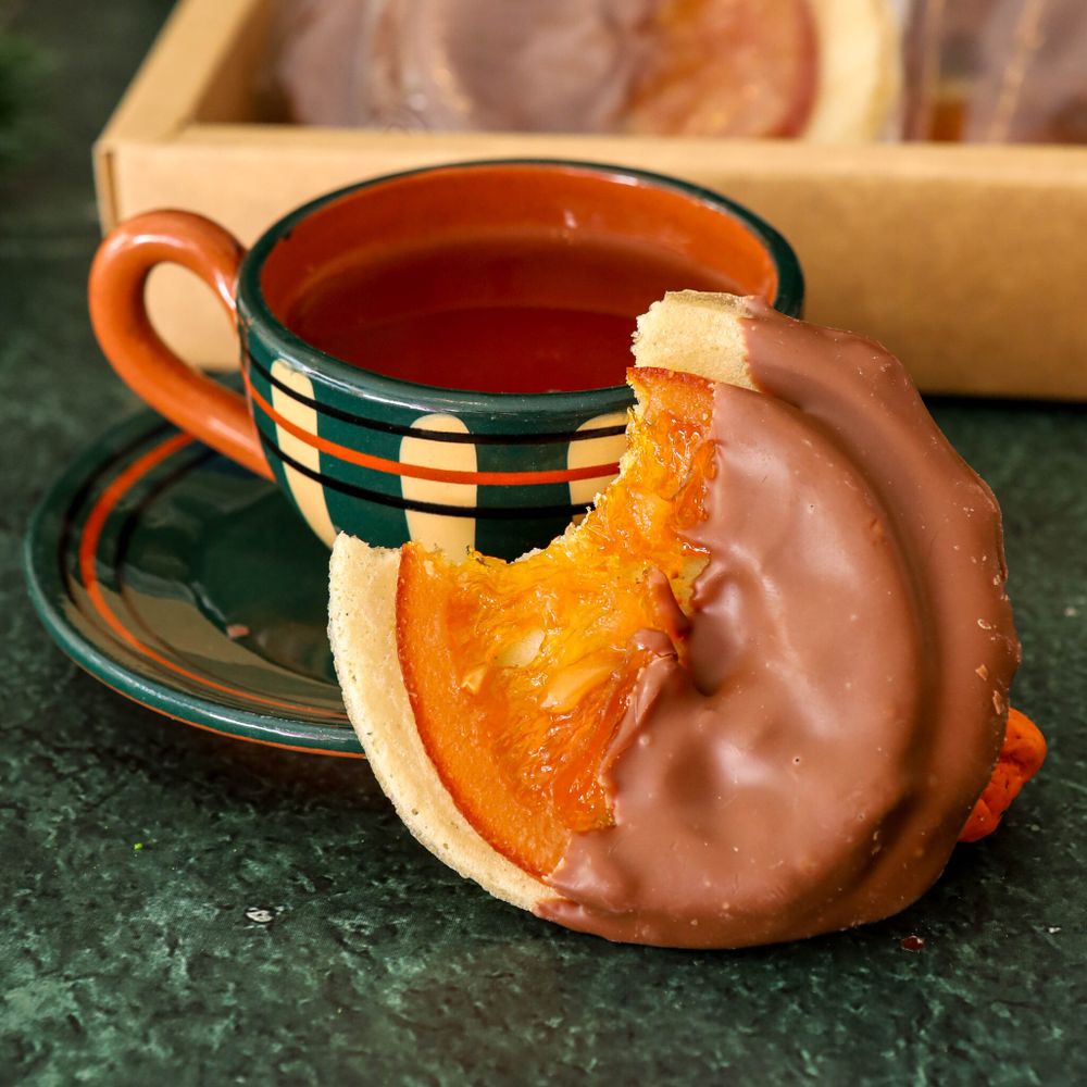 Апельсин в шоколадной глазури на хрустящем печенье