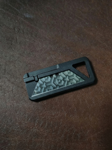 Нож для сменных трапециевидных лезвий.