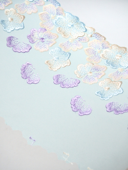 Вышивка на сетке ментоловая с мультиколор (правая и левая сторона) ОТРЕЗЫ