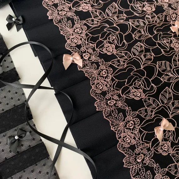 Вышивка на сетке чёрная/сер.пион 20 см