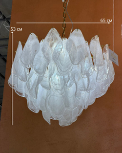 Подвесная люстра с каскадом полупрозрачных стеклянных лепестков,