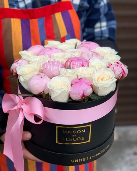 Пионы с розами в подарочной коробке "Maison des Fleurs"
