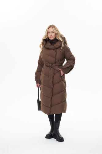 Коричневый длинный стеганый пуховик с поясом