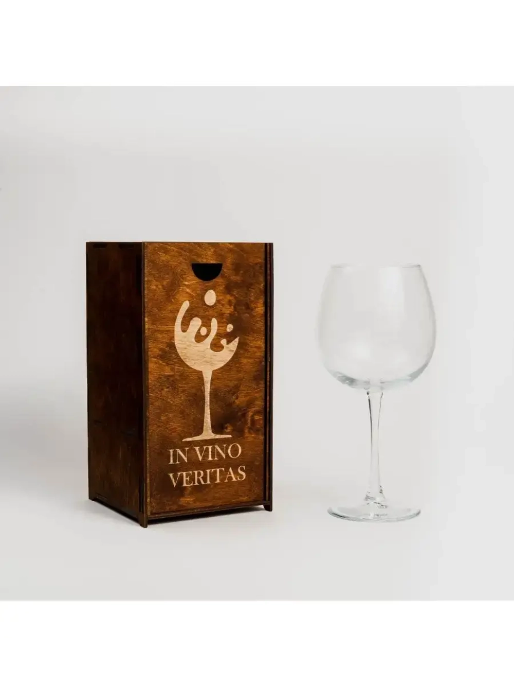 Бокал для вина с гравировкой в подарочной упаковке