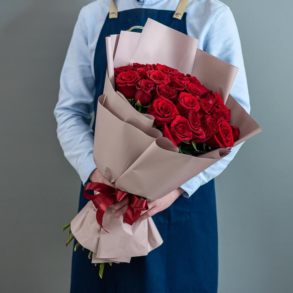 Букет 25 высоких роз Эквадор в оформлении