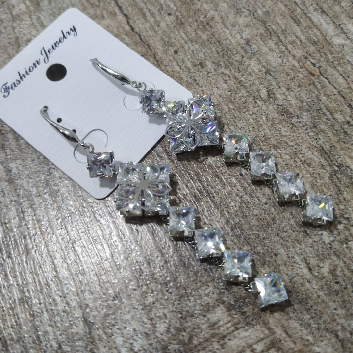 Серьги-петли Cubic Zirconia подвеска кубики на цепочке пятилистник цвет прозрачный металл серебристый
