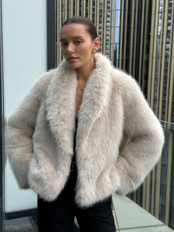 Шуба из эко-меха укороченная кремовая