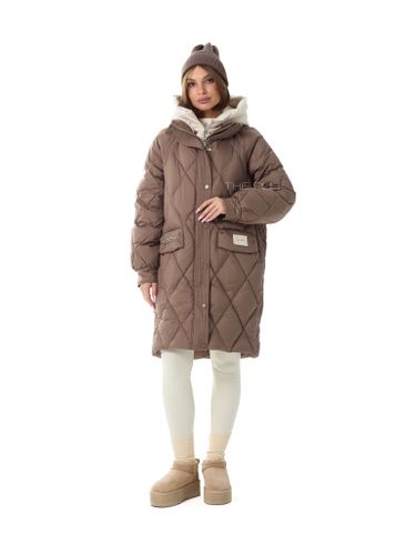 Удлиненный пуховик с контрастным капюшоном в цвете капучино