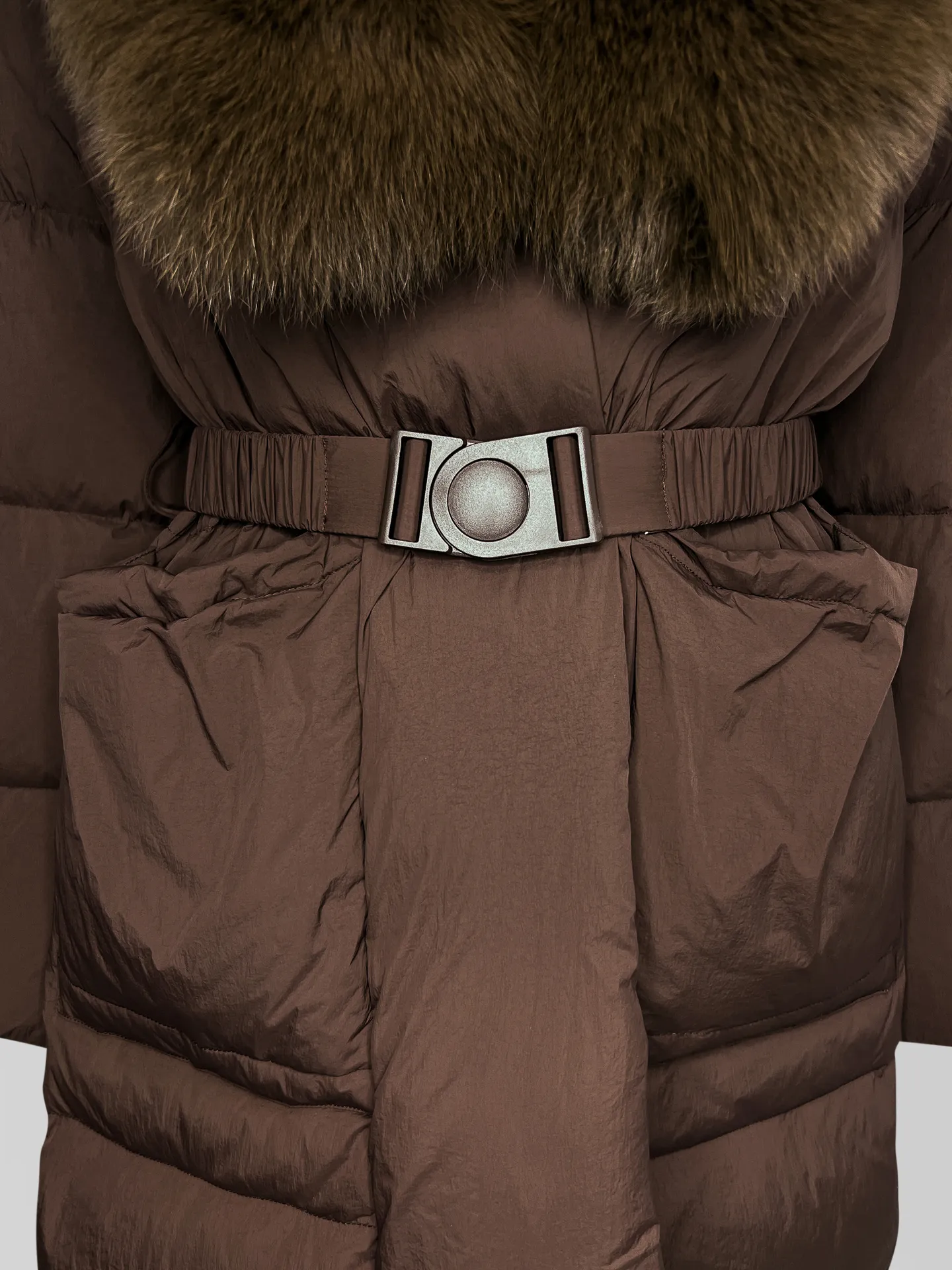 Пуховик 8820 однотонный удлиненный с мехом накладными карманами и поясом