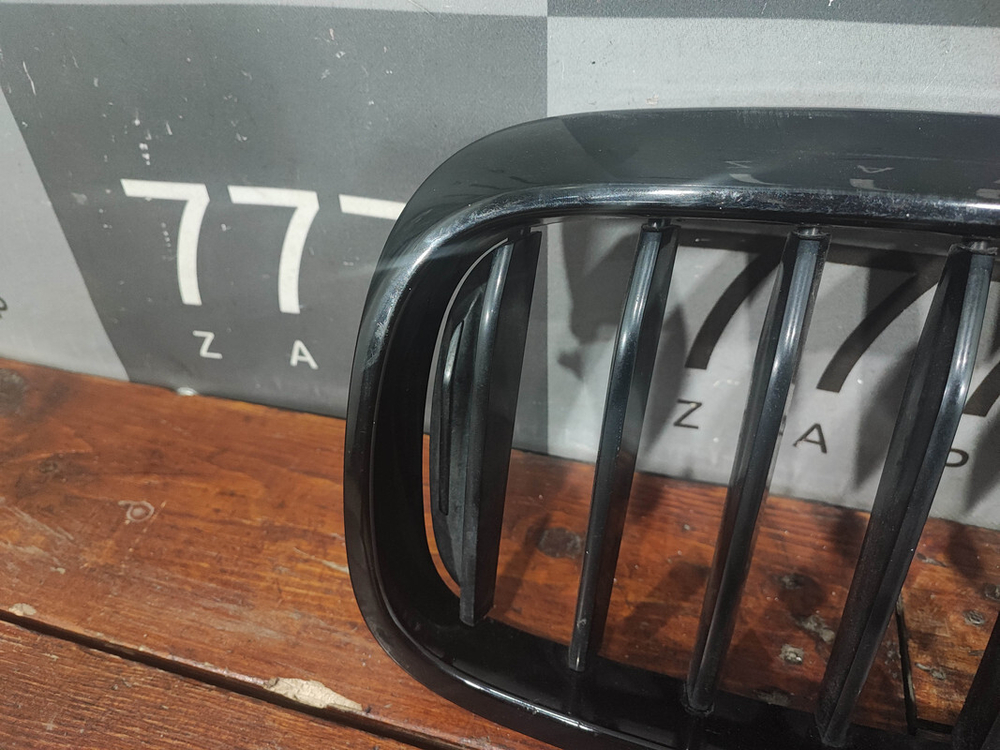 Решетка радиатора левая BMW 5-Series (G30) 17-20 Б/У Оригинал 51137383519