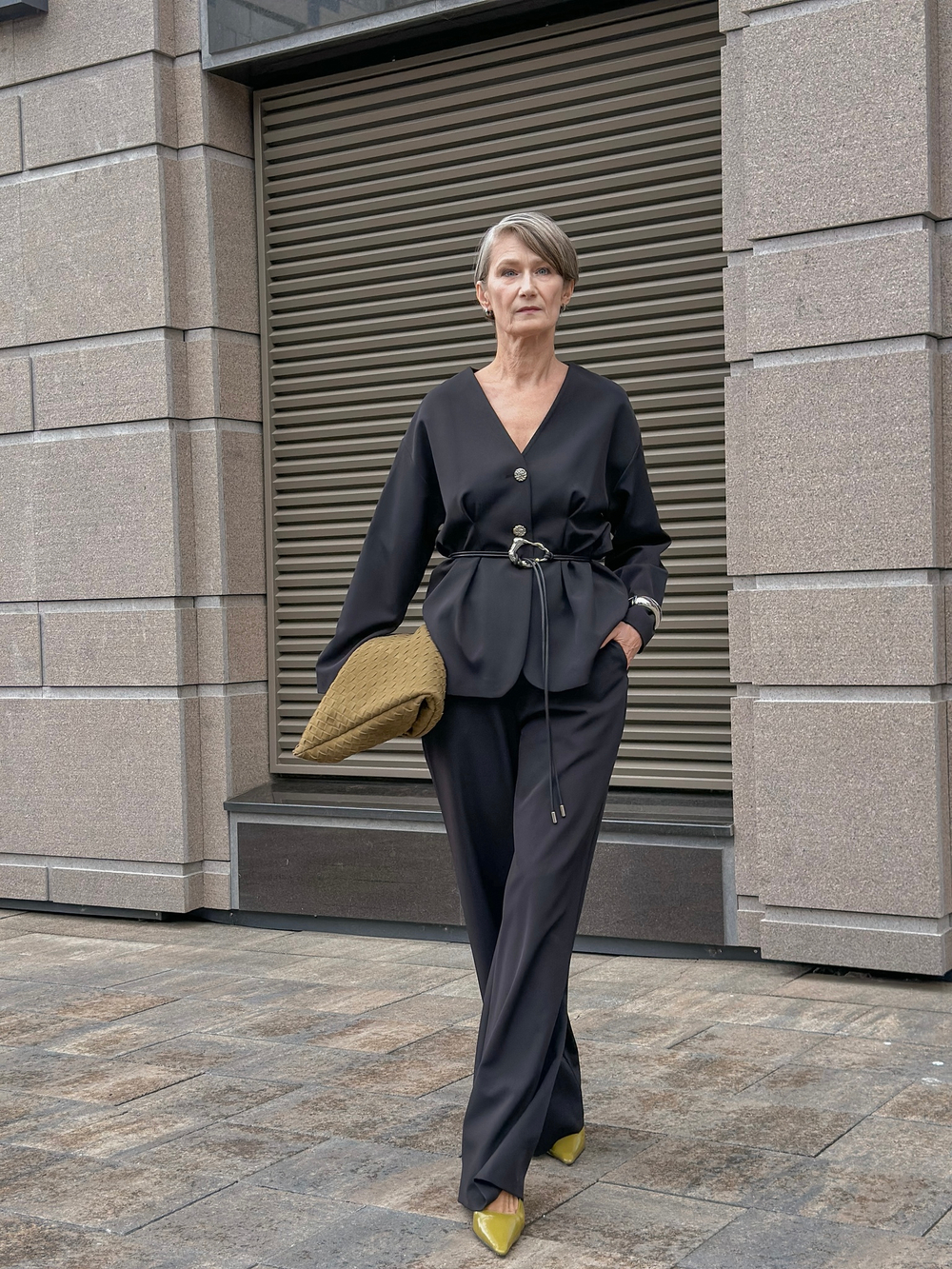 Костюм приталенного силуэта со спущенным рукавом