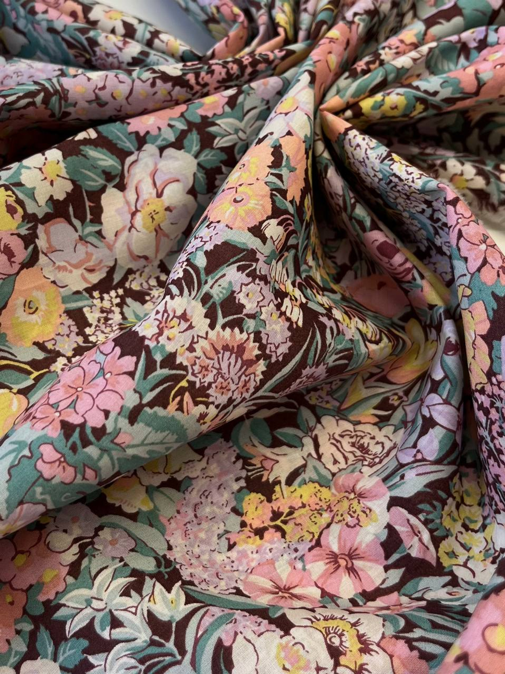 Хлопок Liberty вишневый с цветочным принтом Tana Lawn™ Cotton - The 150th Anniversary Collection
