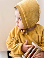 Велюровая шапочка на завязках Mjölk Mustard