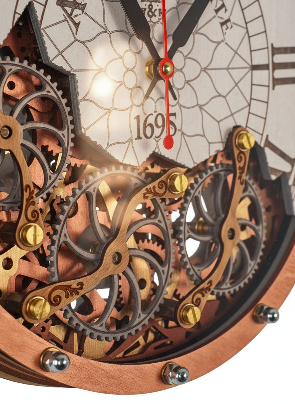 Деталь механизма часов WOODandROOT Automaton Bite 1695 — вращающиеся шестерёнки и отражение света на металлических элементах