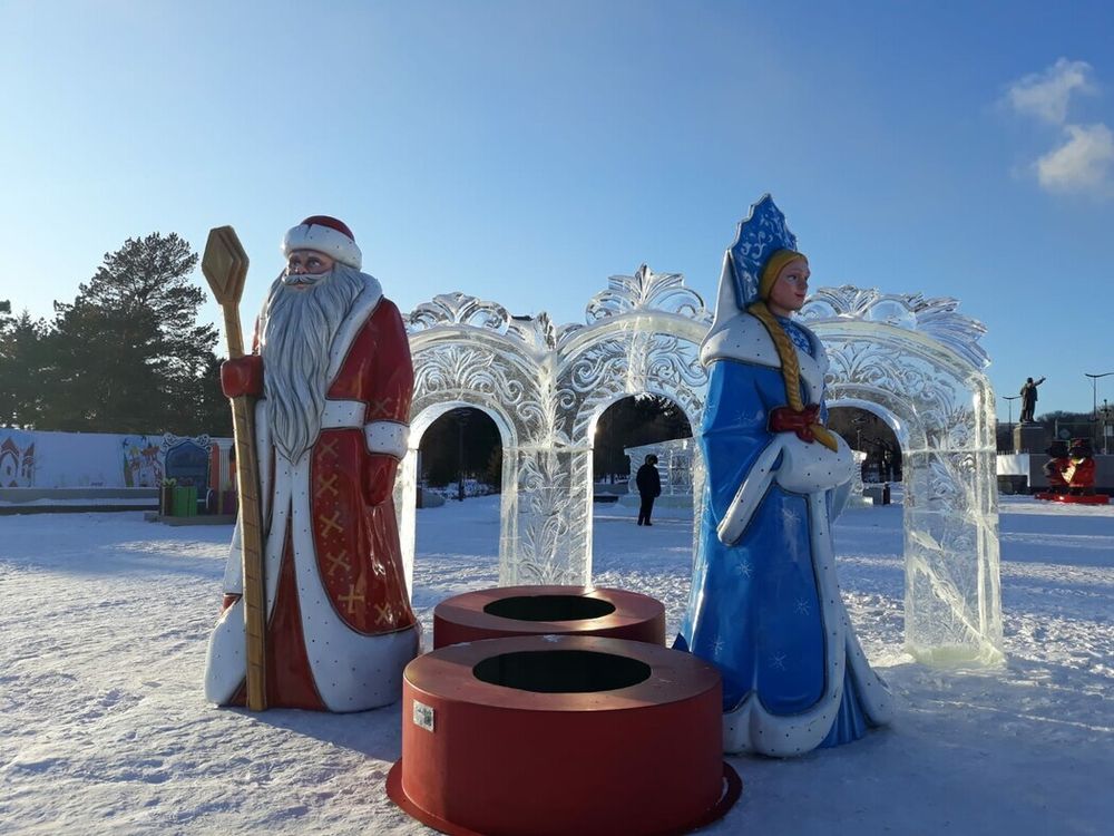Большие фигуры "Дед Мороз и Снегурочка на подиуме"